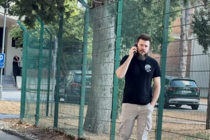 (VIDEO) Ne ispušta telefon iz ruku: Otkriveno koju funkciju u "Grandu" obavlja sin Suzane Jovanović