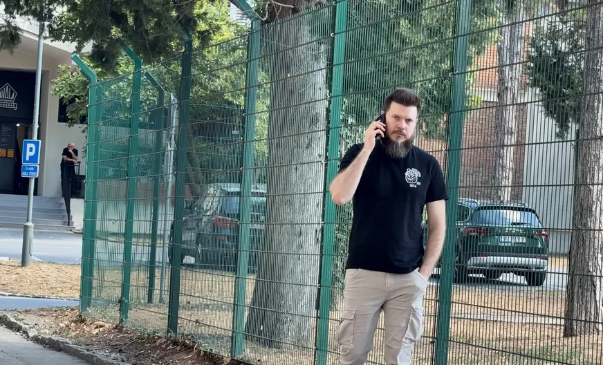 (VIDEO) Ne ispušta telefon iz ruku: Otkriveno koju funkciju u "Grandu" obavlja sin Suzane Jovanović