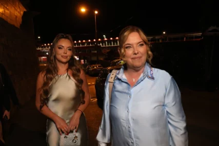 (FOTO) Danijela Rodić na Šabačkom vašaru: Prija Cece Ražnatović uživala u provodu sa kćerkom Natašom, njenim dečkom i prijateljima
