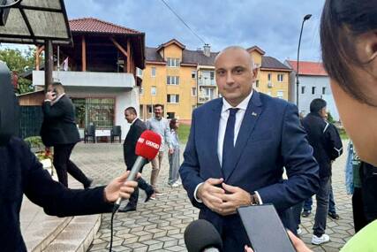 (FOTO) "Ostali smo ovdje" Banjac poručio da se mora PAMTITI ŽRTVA onih koji su branili Kozarsku Dubicu i zapadnokrajiške opštine