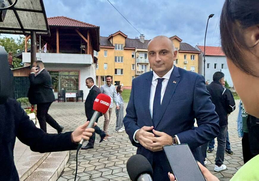 (FOTO) "Ostali smo ovdje" Banjac poručio da se mora PAMTITI ŽRTVA onih koji su branili Kozarsku Dubicu i zapadnokrajiške opštine