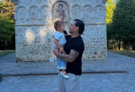 (FOTO) SLIKA OD MILION DOLARA Darko Lazić sa ženom i djecom u crkvi, pjevač se uslikao ispred svetinje
