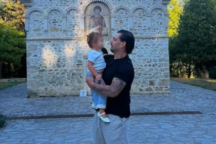 (FOTO) SLIKA OD MILION DOLARA Darko Lazić sa ženom i djecom u crkvi, pjevač se uslikao ispred svetinje