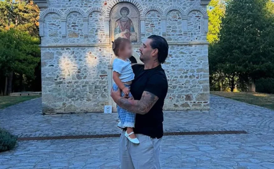 (FOTO) SLIKA OD MILION DOLARA Darko Lazić sa ženom i djecom u crkvi, pjevač se uslikao ispred svetinje