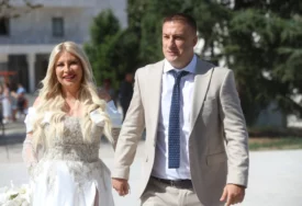 (VIDEO, FOTO) KASNE NA VENČANJE, A ONA BLISTA Dea Đurđević u venčanici od kristala, Lazar u elegantnom odelu