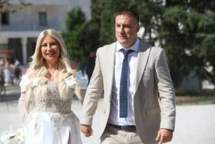 (VIDEO, FOTO) KASNE NA VENČANJE, A ONA BLISTA Dea Đurđević u venčanici od kristala, Lazar u elegantnom odelu