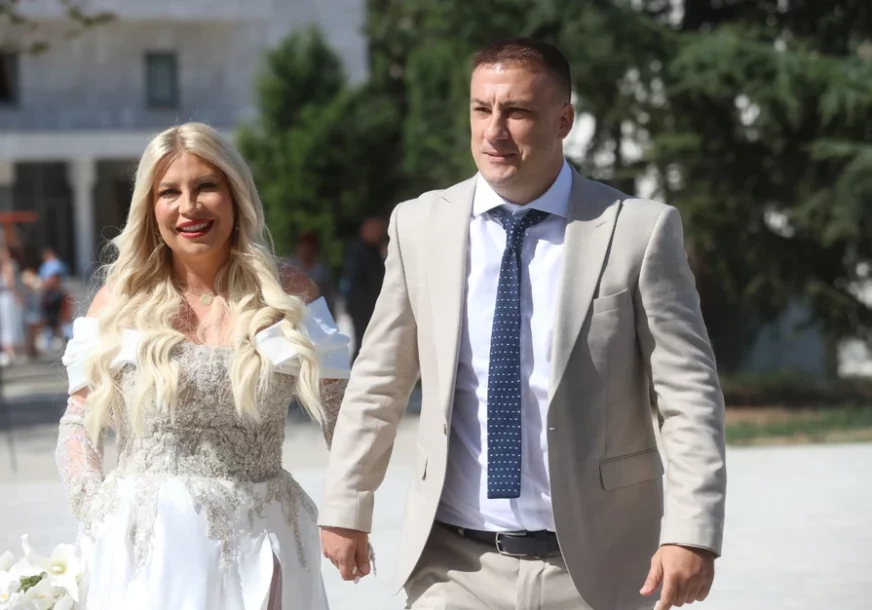(VIDEO, FOTO) KASNE NA VENČANJE, A ONA BLISTA Dea Đurđević u vjenčanici od kristala, Lazar u elegantnom odjelu