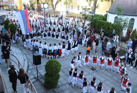 TRADICIJA SE ČUVA OD PRVOG KORAKA Derventa okupila više od 300 mališana na prvoj Dječijoj smotri folklora
