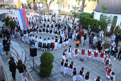 TRADICIJA SE ČUVA OD PRVOG KORAKA Derventa okupila više od 300 mališana na prvoj Dječijoj smotri folklora