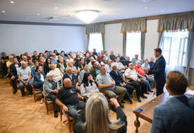 (FOTO) Stanivuković uručio NOVA RJEŠENJA o besplatnoj legalizaciji "Naredne sedmice podijelićemo i PLACEVE za mlade bračne parove"
