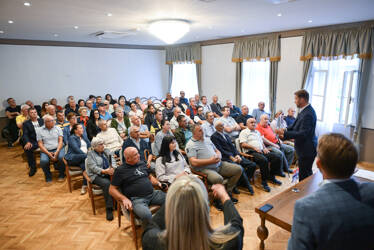 (FOTO) Stanivuković uručio NOVA RJEŠENJA o besplatnoj legalizaciji "Naredne sedmice podijelićemo i PLACEVE za mlade bračne parove"