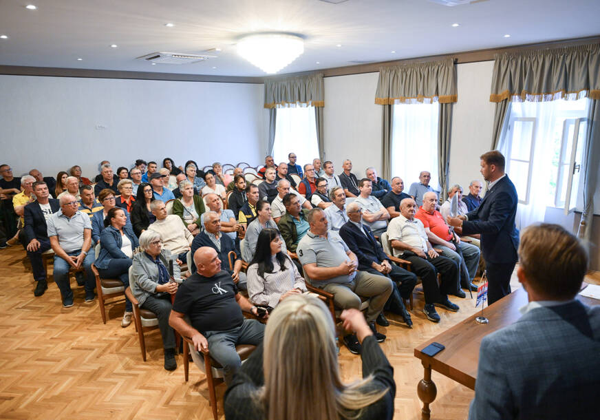 (FOTO) Stanivuković uručio NOVA RJEŠENJA o besplatnoj legalizaciji "Naredne sedmice podijelićemo i PLACEVE za mlade bračne parove"
