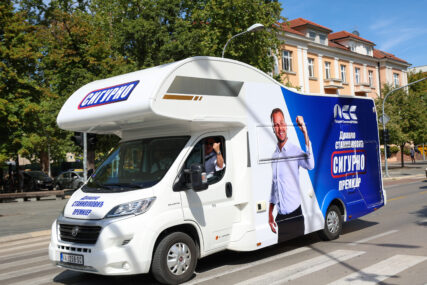 (VIDEO, FOTO) OVAKO SU KRENULI U KAMPANJU Borenović za volanom, Stanivuković u karavanu, a poruka na kamperu sve govori