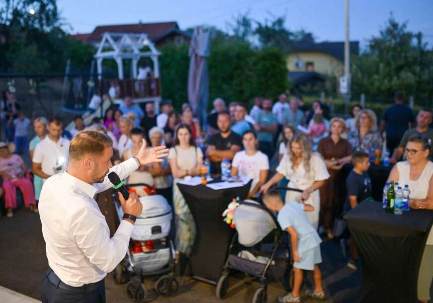 (FOTO) "Samo zajedno možemo praviti dobre stvari" Draško Stanivuković u naselju Drakulić poslao snažne poruke