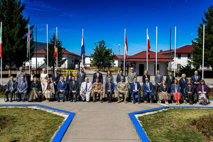 (FOTO) Dogovor o evakuaciji ambasada: EUFOR i NATO štab Sarajevo organizovali Okrugli sto sa ambasadorima i potpisali važan dokument