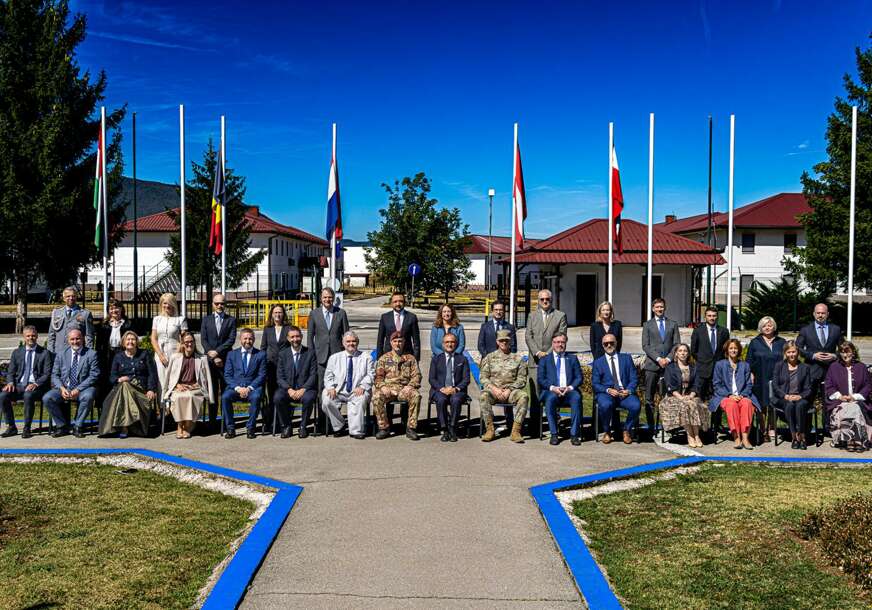 (FOTO) Dogovor o evakuaciji ambasada: EUFOR i NATO štab Sarajevo organizovali Okrugli sto sa ambasadorima i potpisali važan dokument
