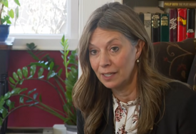 (VIDEO) NOVO POLITIČKO NASILJE U SAD Sa 2 pištolja i bokserom nasrnuo na demokratsku političarku