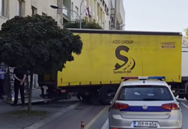 (VIDEO) IZBORNI MATERIJAL STIGAO U BANJALUKU Kamion sa glasačkim listićima pod strogom policijskom pratnjom