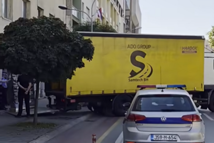 (VIDEO) IZBORNI MATERIJAL STIGAO U BANJALUKU Kamion sa glasačkim listićima pod strogom policijskom pratnjom