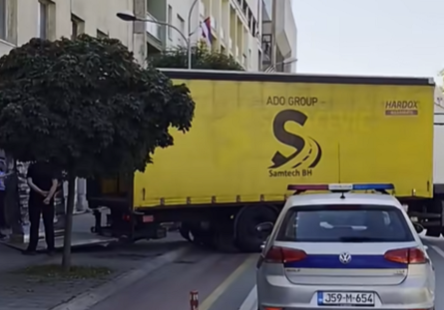 (VIDEO) IZBORNI MATERIJAL STIGAO U BANJALUKU Kamion sa glasačkim listićima pod strogom policijskom pratnjom