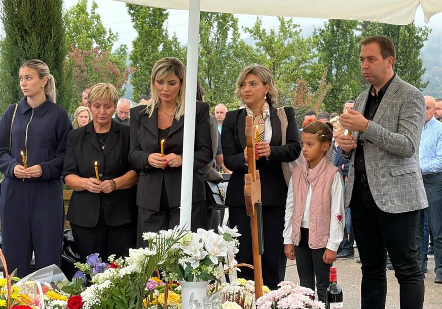 (FOTO) Služen četrdesetodnevni parastos Milanu Selaku: U molitvi i sjećanju okupili se porodica, prijatelji i brojni poštovaoci
