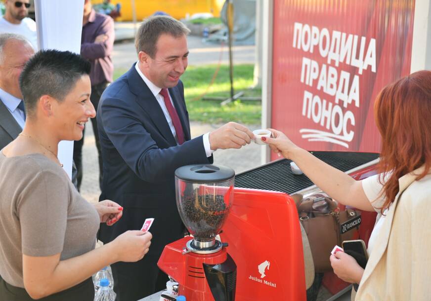 (FOTO) Stanica pravde danas među građanima Teslića "Želimo da čujemo ljude, njihove probleme, ali i njihove ideje"
