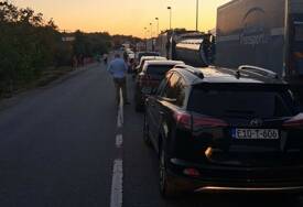 (FOTO) HAOS NA SREMSKOJ RAČI Ogromne kolone zbog pada sistema, vozači satima čekaju