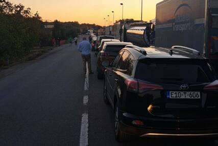 (FOTO) HAOS NA SREMSKOJ RAČI Ogromne kolone zbog pada sistema, vozači satima čekaju