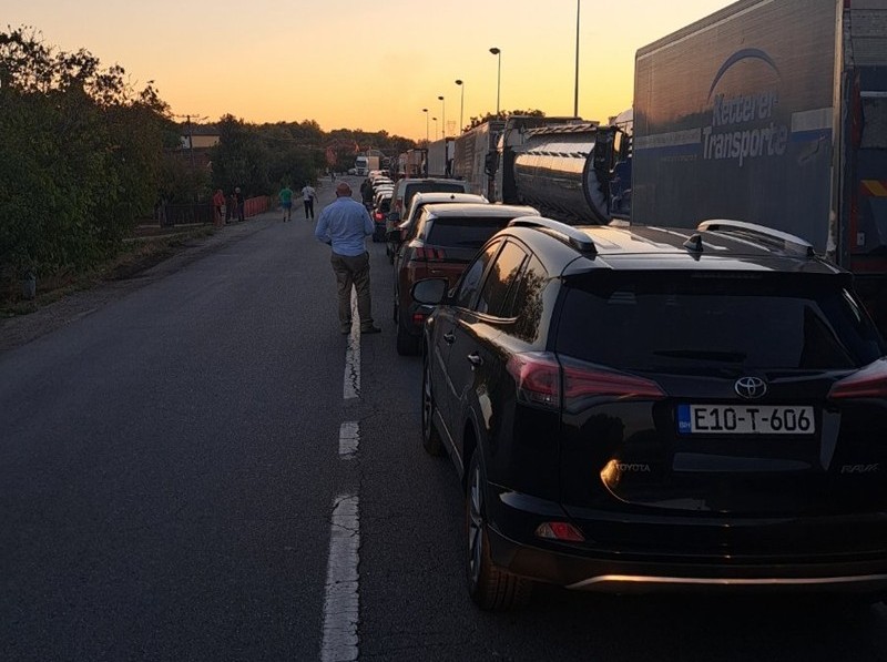 (FOTO) HAOS NA SREMSKOJ RAČI Ogromne kolone zbog pada sistema, vozači satima čekaju