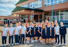 (FOTO) Jedno odjeljenje reklo DA, ideja osvaja i druge škole: Ovako izgledaju prvi banjalučki đaci u školskim uniformama