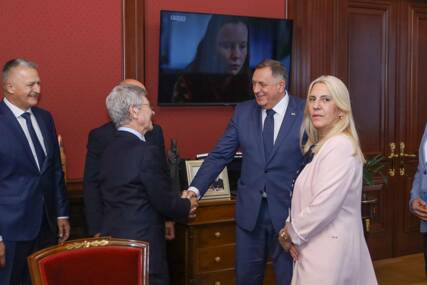 (FOTO) Dodik i Cvijanovićeva o razgovoru sa Saksom "Čovjek čiji glas odjekuje širom svijeta, gost je  Srpske"