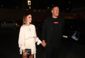 (VIDEO) Lijepoj brineti se nazire stomak ispod bijele haljine: Igor Kojić prvi put u javnosti sa trudnom ženom"Samo neka je živo i zdravo"