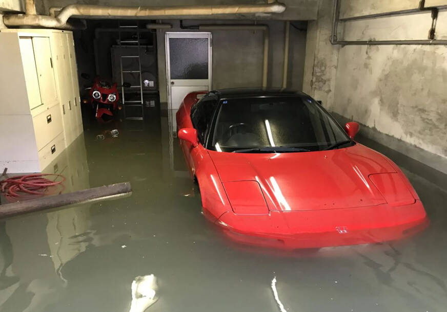 potopljena Honda NSX