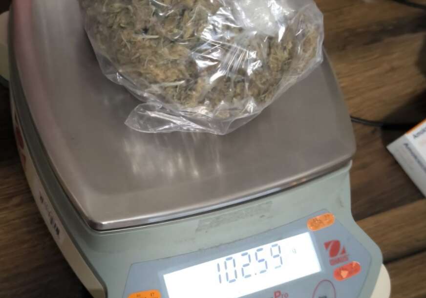 (FOTO) Akcija "Blok 2" u Banjaluci: Pronađeno oko pola kilograma droge i novac, uhapšena jedna osoba
