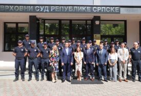 (FOTO) "Srpska mora da stvara vlastite kadrove" 20 pripravnika Sudske policije Republike Srpske dobilo rješenja o pripravničkom stažu
