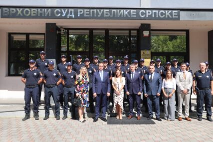 (FOTO) "Srpska mora da stvara vlastite kadrove" 20 pripravnika Sudske policije Republike Srpske dobilo rješenja o pripravničkom stažu