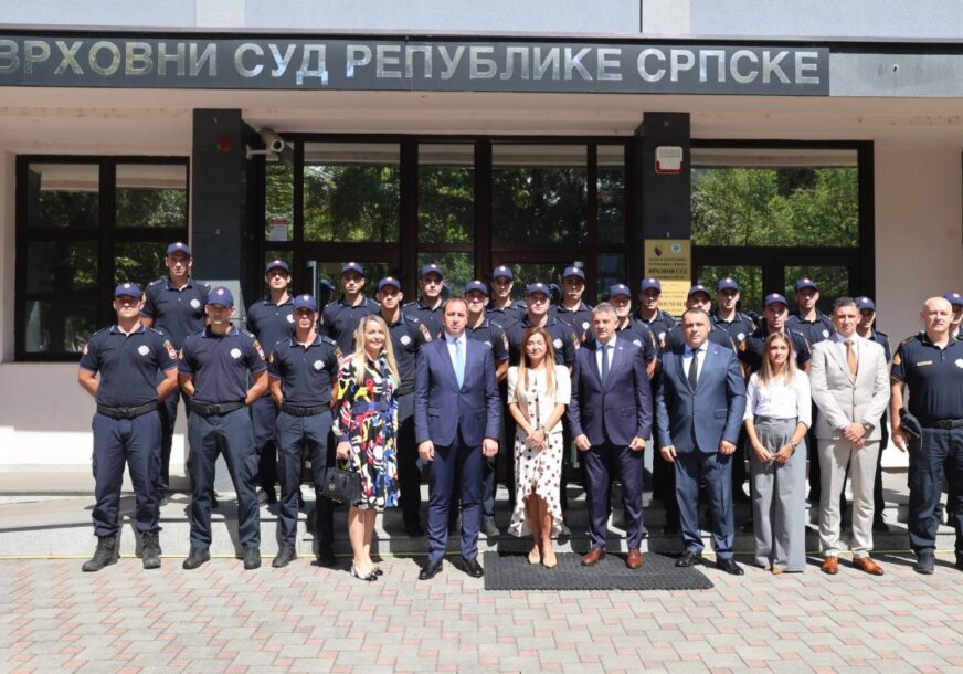 (FOTO) "Srpska mora da stvara vlastite kadrove" 20 pripravnika Sudske policije Republike Srpske dobilo rješenja o pripravničkom stažu
