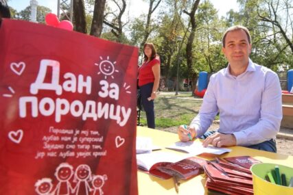 (FOTO) "Snažna porodica je temelj stabilne Srpske" Selak posjetio manifestaciju "Dan za porodicu"