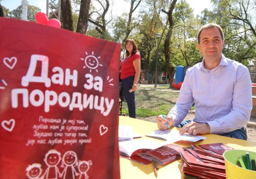 (FOTO) "Snažna porodica je temelj stabilne Srpske" Selak posjetio manifestaciju "Dan za porodicu"