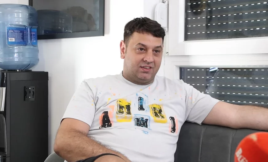„SVE JE BILA ŠALA“ Frizer Ilija Pečenica otkrio šta se zapravo desilo sa Uroševom kosom i progovorio o Aneli i Ani Nikolić