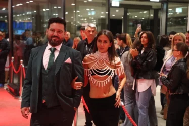 (FOTO) UMALO JOJ SVE NIJE ISPALO Ivana Dudić došla na premijeru u minijaturnom topu, drži se za ruke sa kolegom