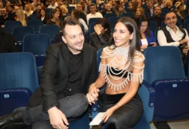(FOTO) UMALO JOJ SVE NIJE ISPALO Ivana Dudić došla na premijeru u minijaturnom topu, drži se za ruke sa kolegom