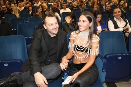 (FOTO) UMALO JOJ SVE NIJE ISPALO Ivana Dudić došla na premijeru u minijaturnom topu, drži se za ruke sa kolegom