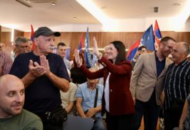 (FOTO) Tražila se stolica više: Predizborni skup Narodnog fronta, prepuna sala i MJERE ZA KOJE ĆE SE BORITI