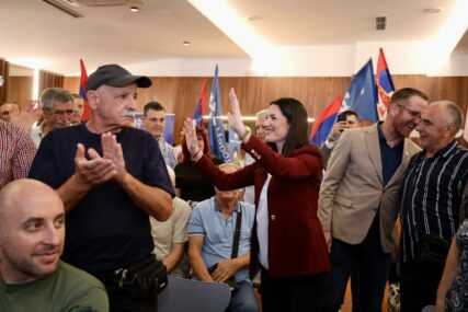 (FOTO) Tražila se stolica više: Predizborni skup Narodnog fronta, prepuna sala i MJERE ZA KOJE ĆE SE BORITI