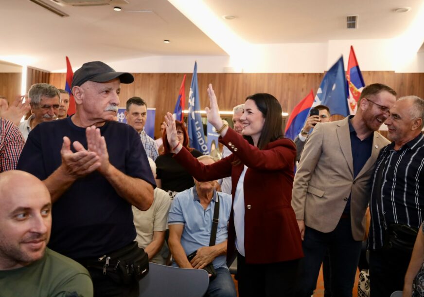 (FOTO) Tražila se stolica više: Predizborni skup Narodnog fronta, prepuna sala i MJERE ZA KOJE ĆE SE BORITI