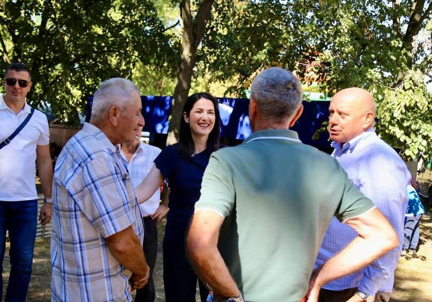 (VIDEO, FOTO) "Naša buduća premijerka" Jelena Trivić posjetila Gastro fest u Bardači, evo šta su joj poručili građani