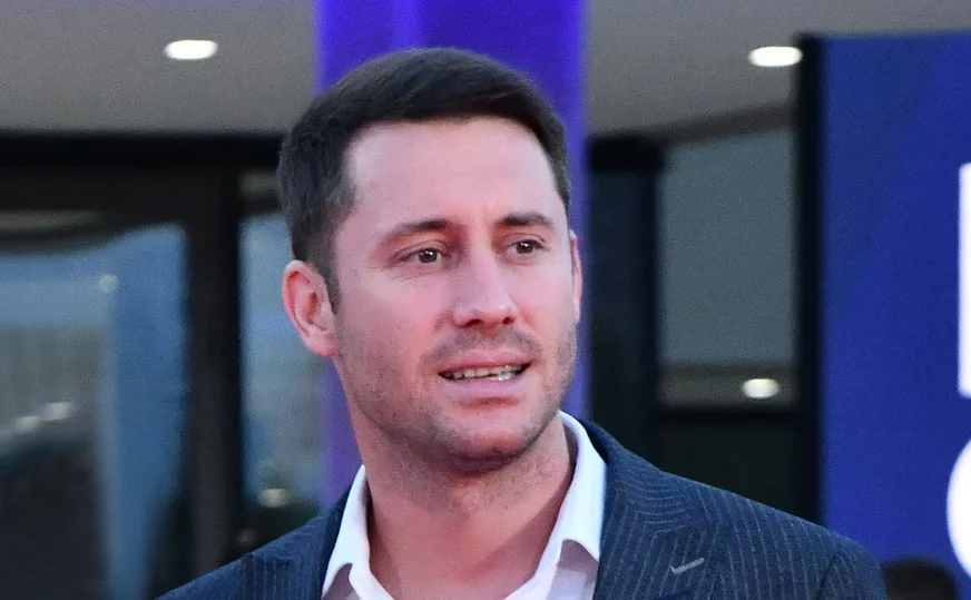 Povreda na ruci privukla pažnju: Bivši muž Marije Mikić na koncertu Magla benda nije skidao pogled sa telefona