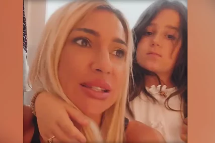 Puca od ponosa: Jovana Jeremić sa kćerkom vježba srpski i matematiku "Bolja sam profesorka nego što sam mislila"