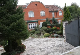 Keba živi u pravoj vili: Njegov dom na Bežanijskoj kosi krije bazen, baštu i luksuzni enterijer